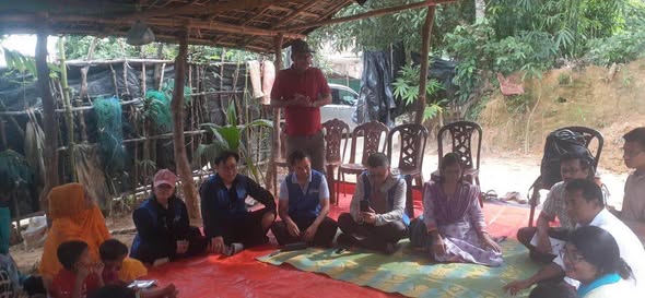 Chinese MoRPH Fellows are doing an FGD on climate resilience with a group of hos...